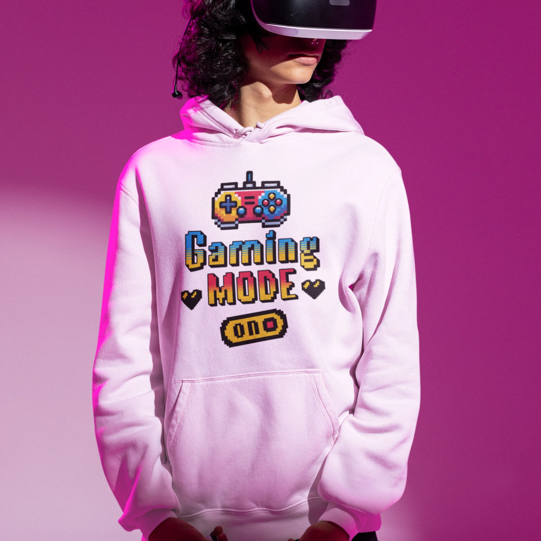 Gamer Hoodie - Gaming Mode ON in weiß – Unisex Gaming Hoodie im Nerd & Streetwear Style, getragen von männlichen Model