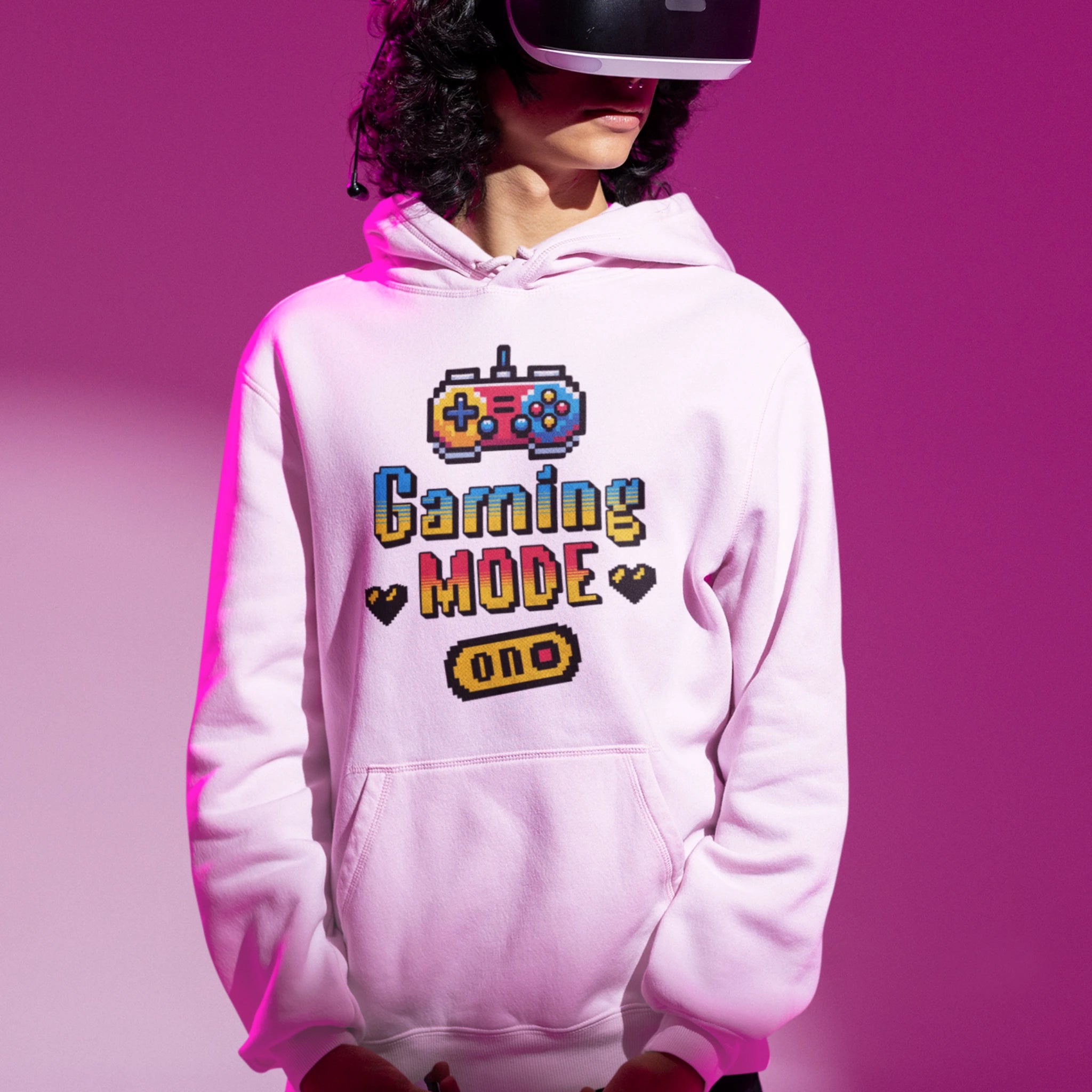Gamer Hoodie - Gaming Mode ON in weiß – Unisex Gaming Hoodie im Nerd & Streetwear Style, getragen von männlichen Model