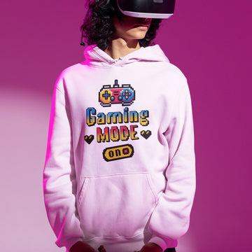 Gamer Hoodie - Gaming Mode ON in weiß – Unisex Gaming Hoodie im Nerd & Streetwear Style, getragen von männlichen Model