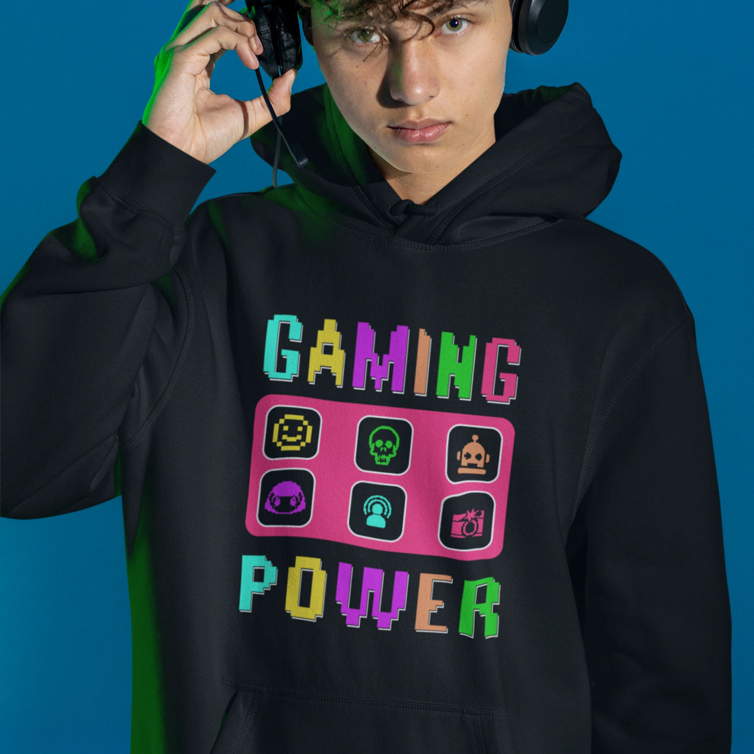 Gamer Hoodie - Gaming Power schwarz – Gaming Hoodie getragen von maennlichem Model mit Gaming Power Print