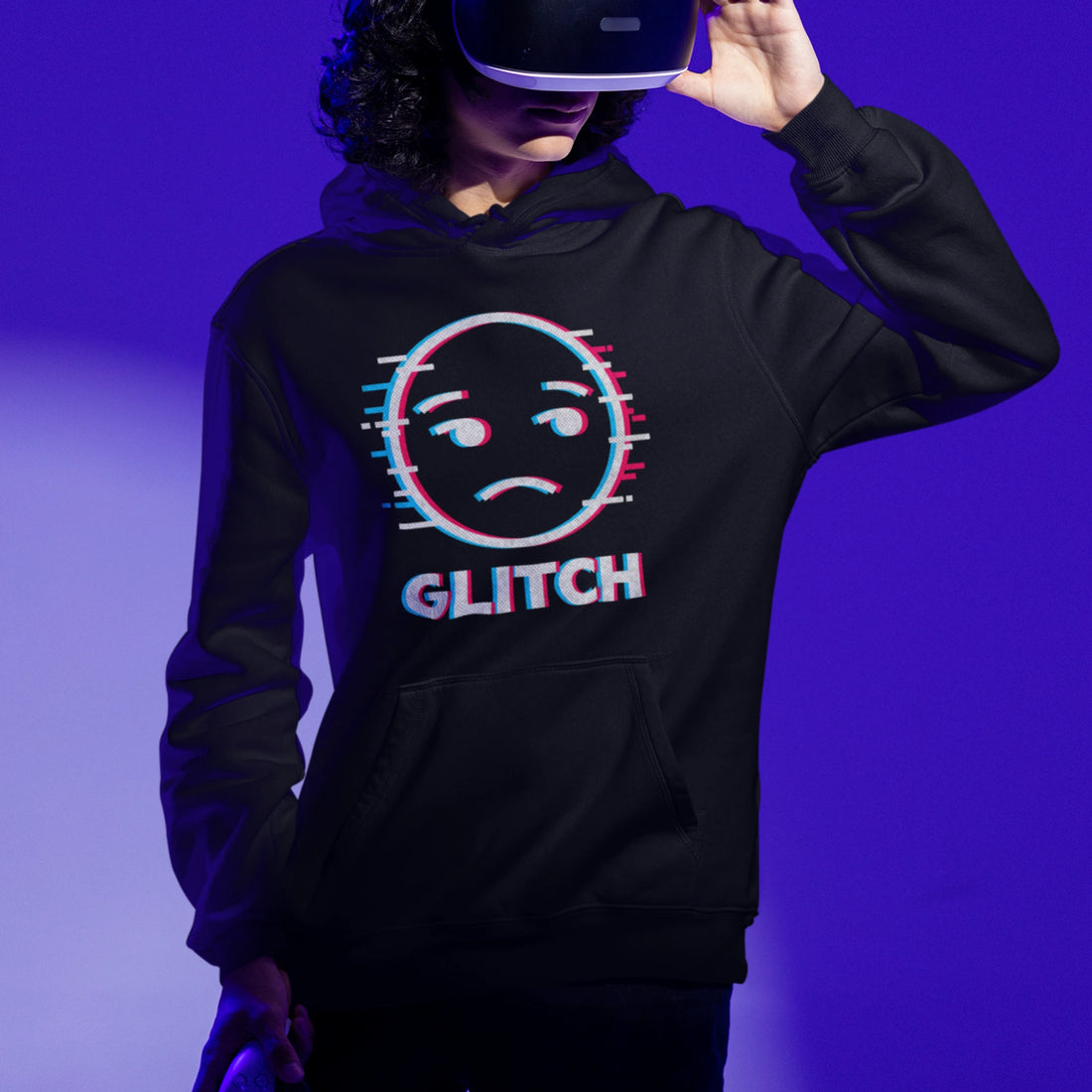 Gamer Hoodie - Glitch Sad Face in schwarz – Unisex Gaming Hoodie im Nerd & Streetwear Style, getragen von männlichen Model