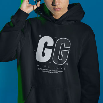 Gamer Hoodie - Good Game schwarz – Gaming Hoodie getragen von maennlichem Model mit Good Game Print