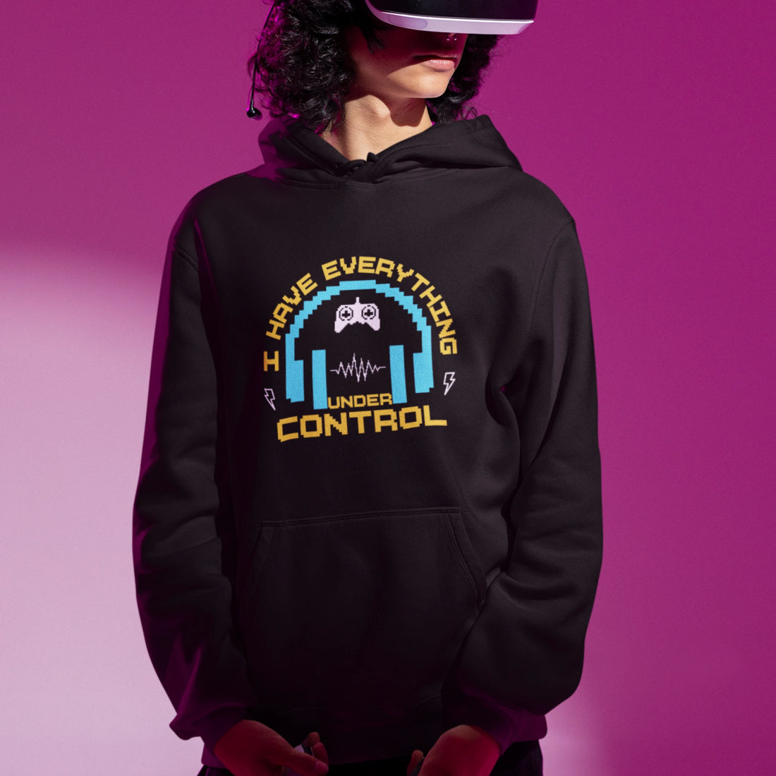 Gamer Hoodie - I Have Everything Under Control in schwarz – Unisex Gaming Hoodie im Nerd & Streetwear Style, getragen von männlichen Model