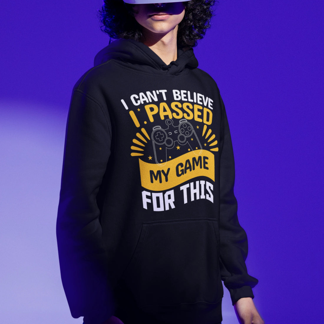 Gamer Hoodie - I Passed My Game For This schwarz – Gaming Hoodie getragen von maennlichem Model mit I Passed My Game For This Print