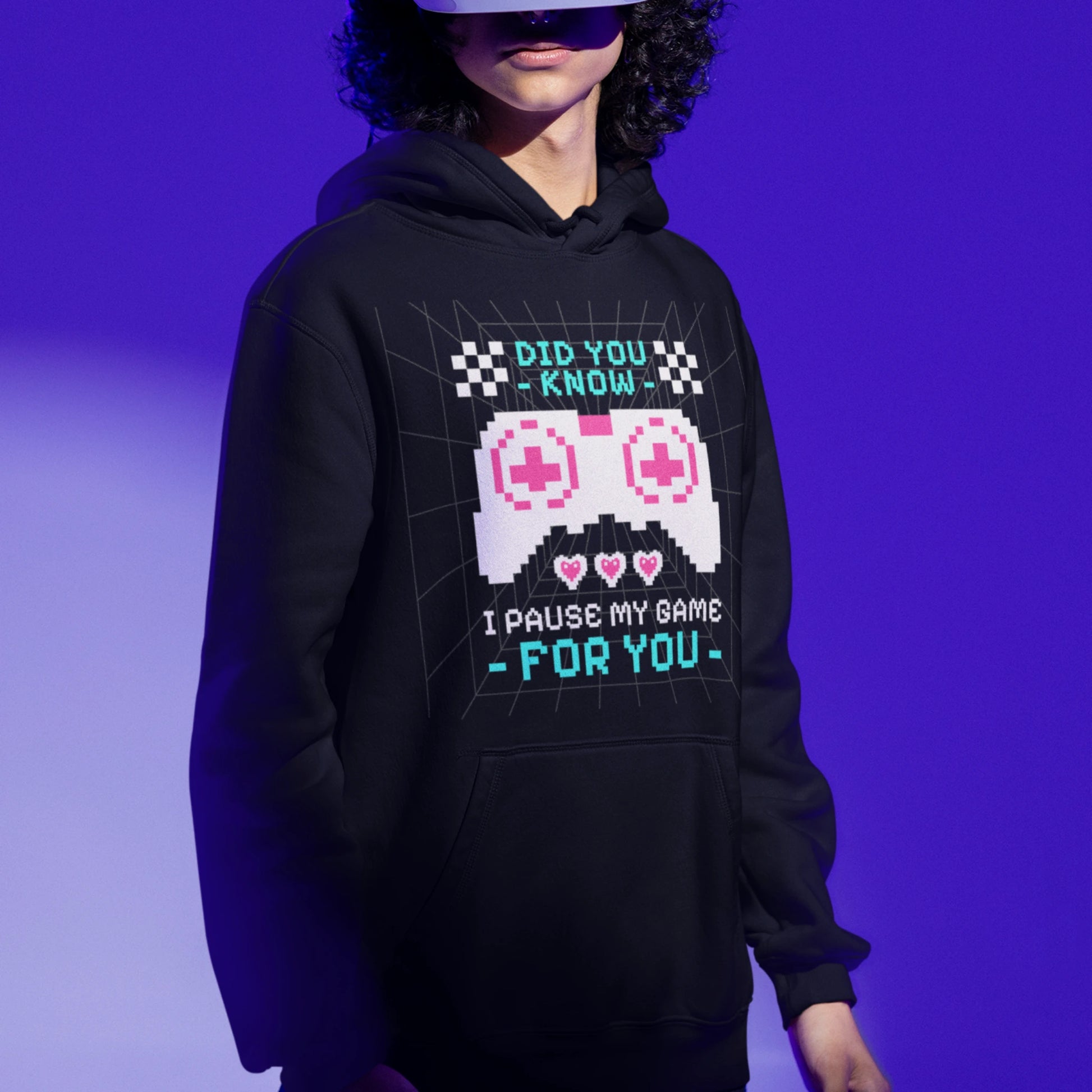 Gamer Hoodie - I Pause My Game For You schwarz – Gaming Hoodie getragen von maennlichem Model mit I Pause My Game For You Print