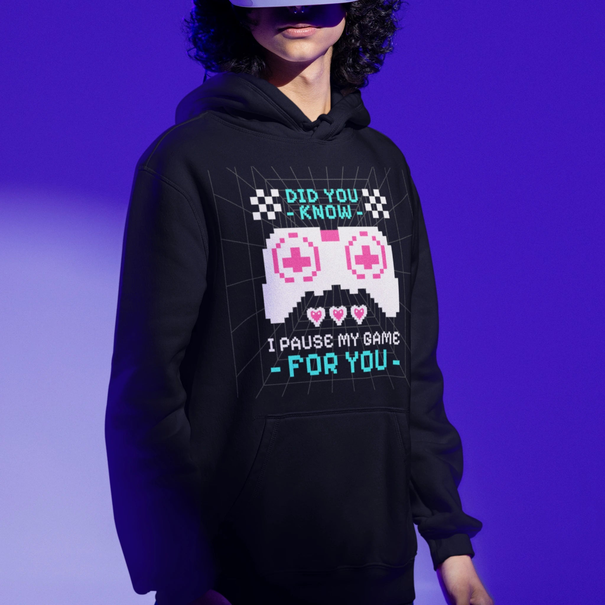 Gamer Hoodie - I Pause My Game For You schwarz – Gaming Hoodie getragen von maennlichem Model mit I Pause My Game For You Print