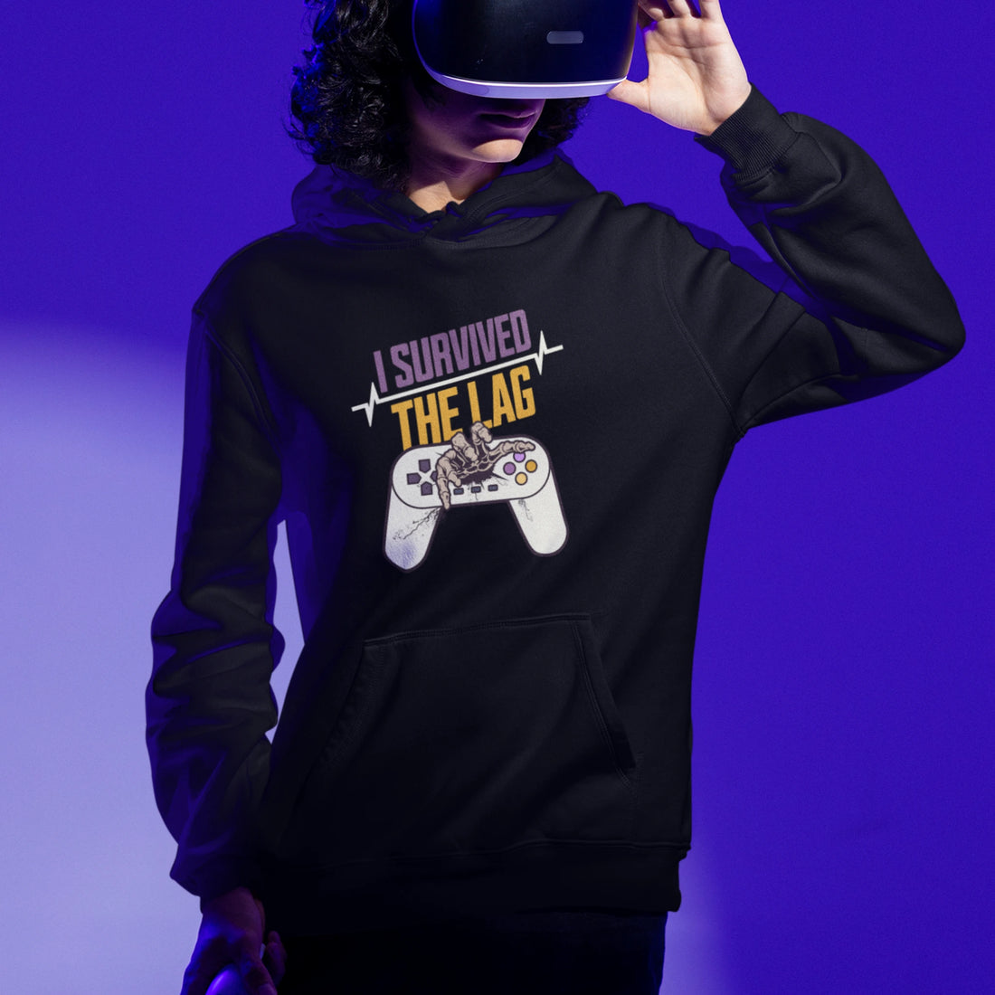 Gamer Hoodie - I Survived the Lag in schwarz – Unisex Gaming Hoodie im Nerd & Streetwear Style, getragen von männlichen Model