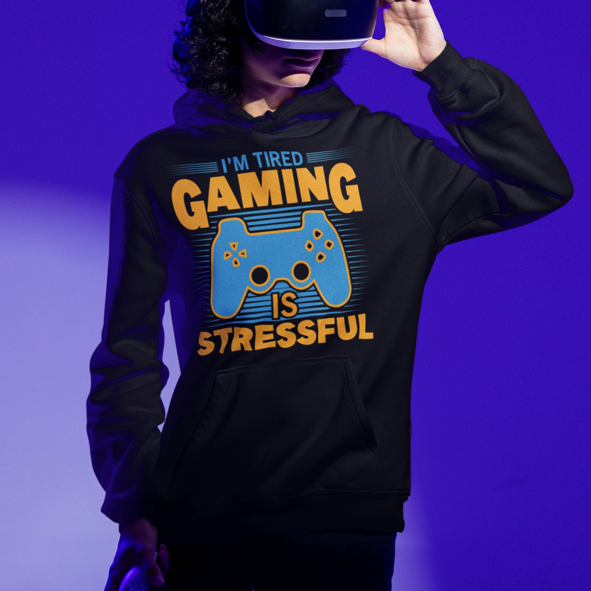 Gamer Hoodie - I´m Tired schwarz – Gaming Hoodie getragen von maennlichem Model mit I´m Tired Print