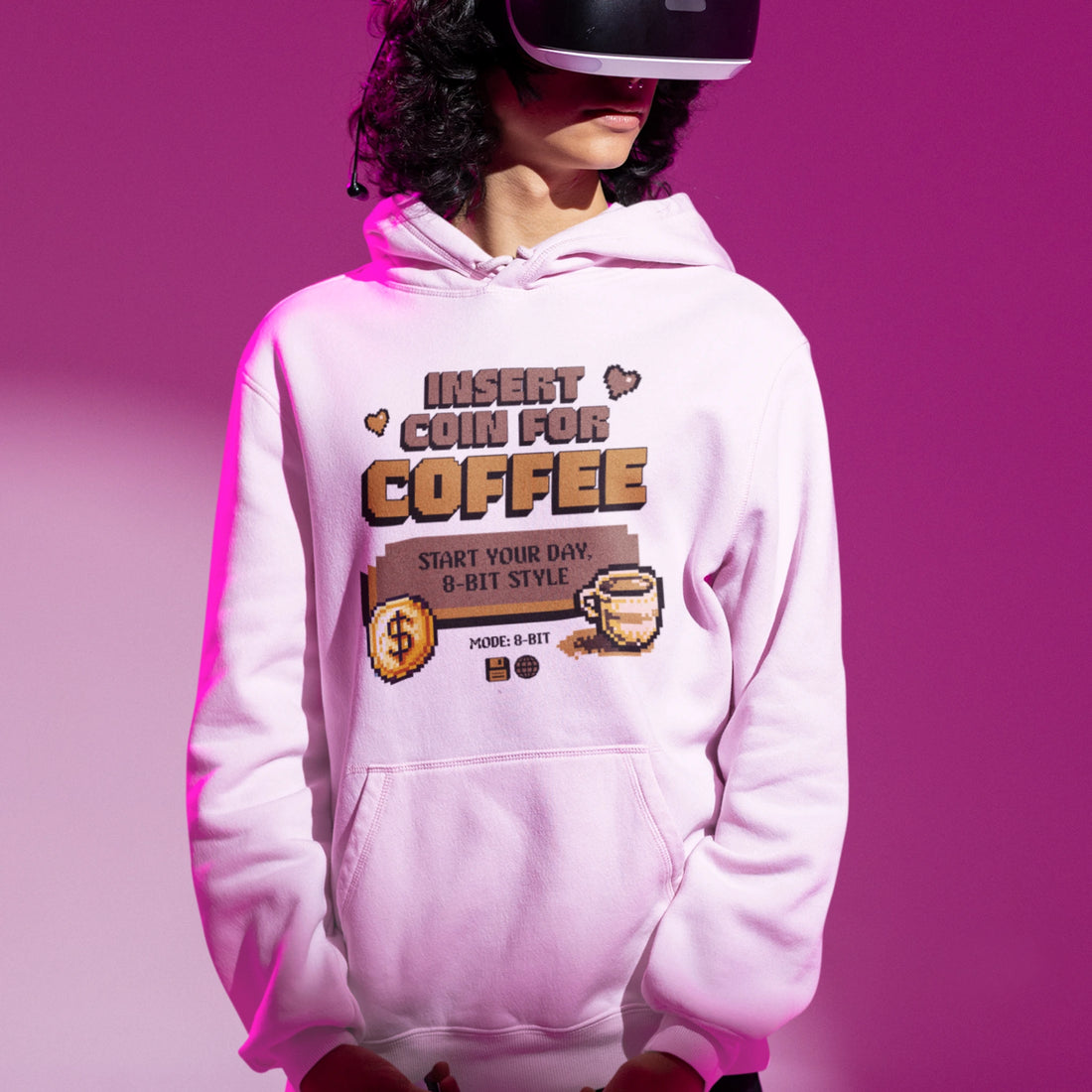 Gamer Hoodie - Insert Coin for Coffee in weiß – Unisex Gaming Hoodie im Nerd & Streetwear Style, getragen von männlichen Model