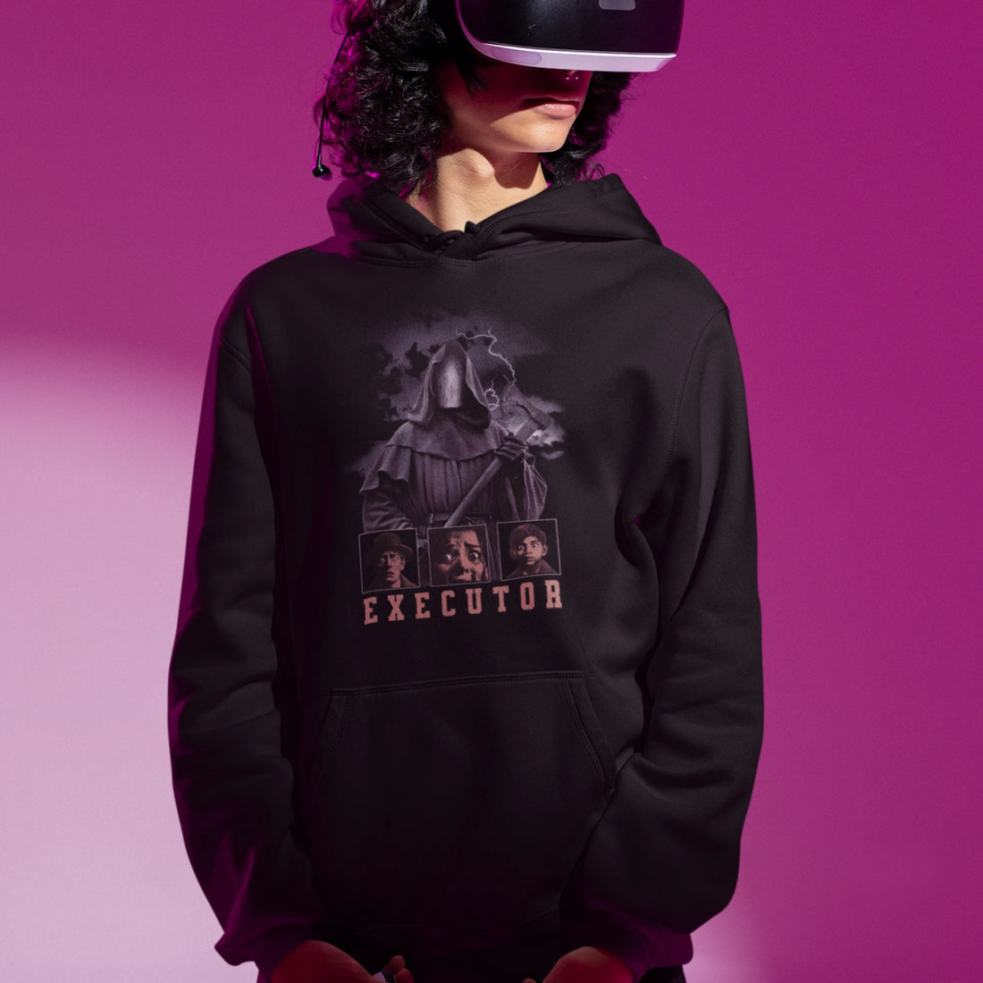 Gamer Hoodie - Keep Playing Never Losing in schwarz – Unisex Gaming Hoodie im Nerd & Streetwear Style, getragen von männlichen Model