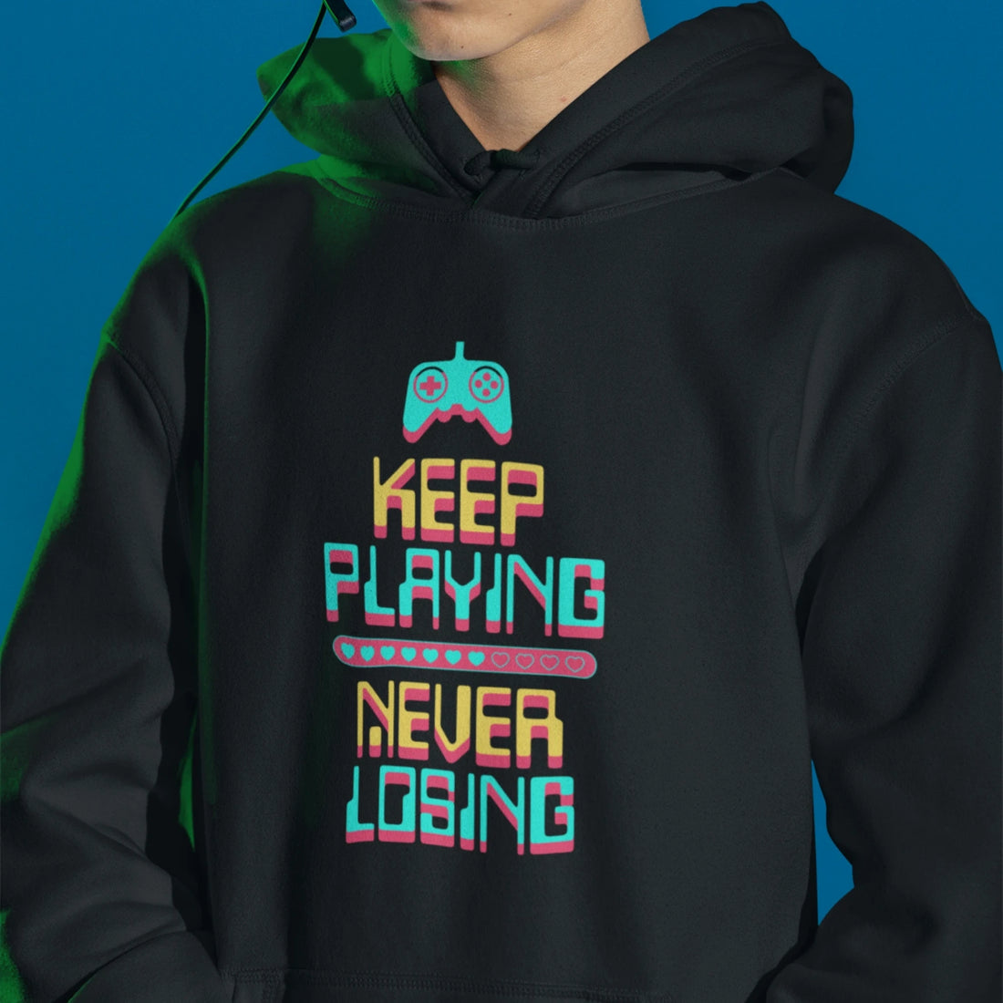 Gamer Hoodie - Keep Playing Never Losing in schwarz – Unisex Gaming Hoodie im Nerd & Streetwear Style, getragen von männlichen Model