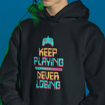 Gamer Hoodie - Keep Playing Never Losing in schwarz – Unisex Gaming Hoodie im Nerd & Streetwear Style, getragen von männlichen Model
