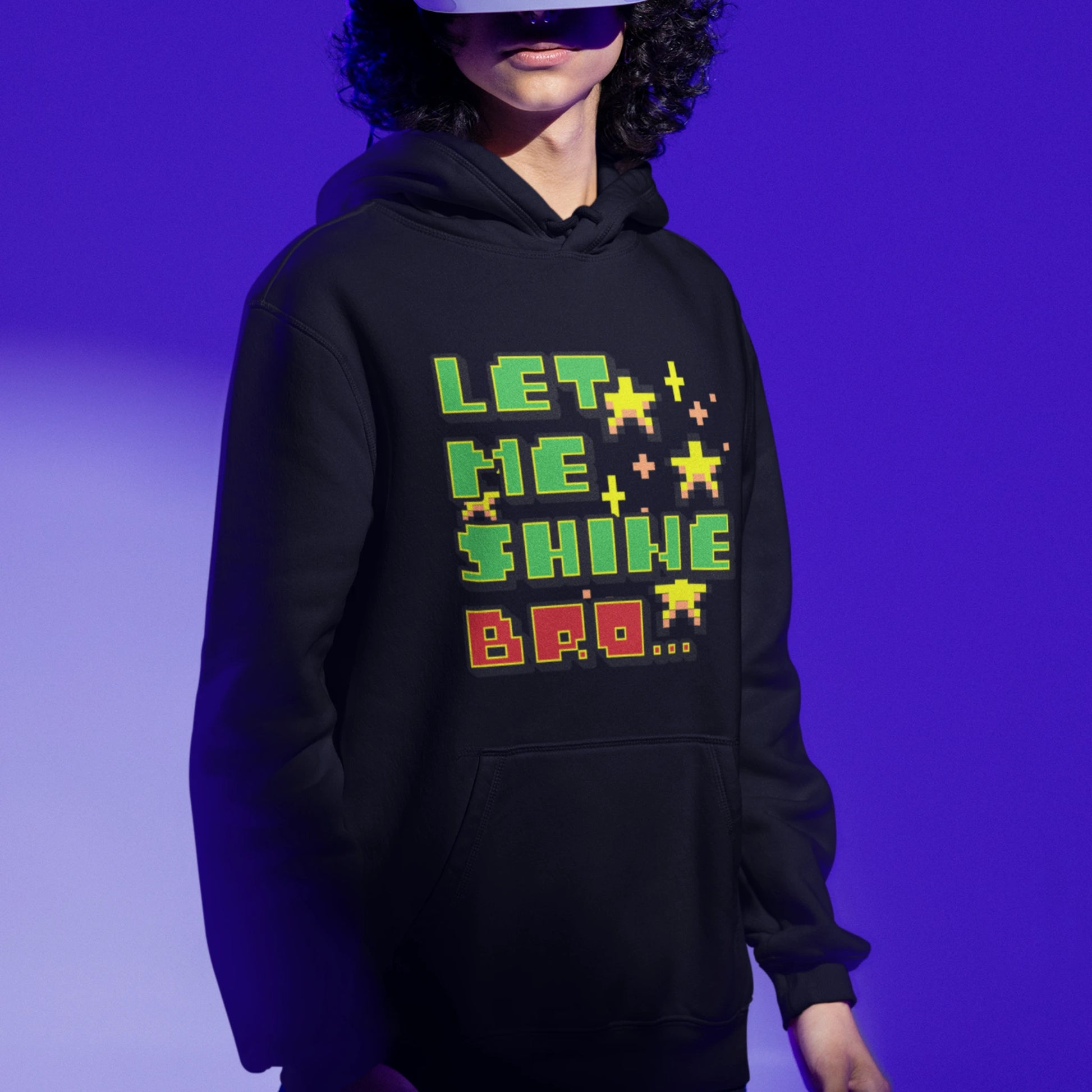 Gamer Hoodie - Let Me Shine Bro… in schwarz – Unisex Gaming Hoodie im Nerd & Streetwear Style, getragen von männlichen Model