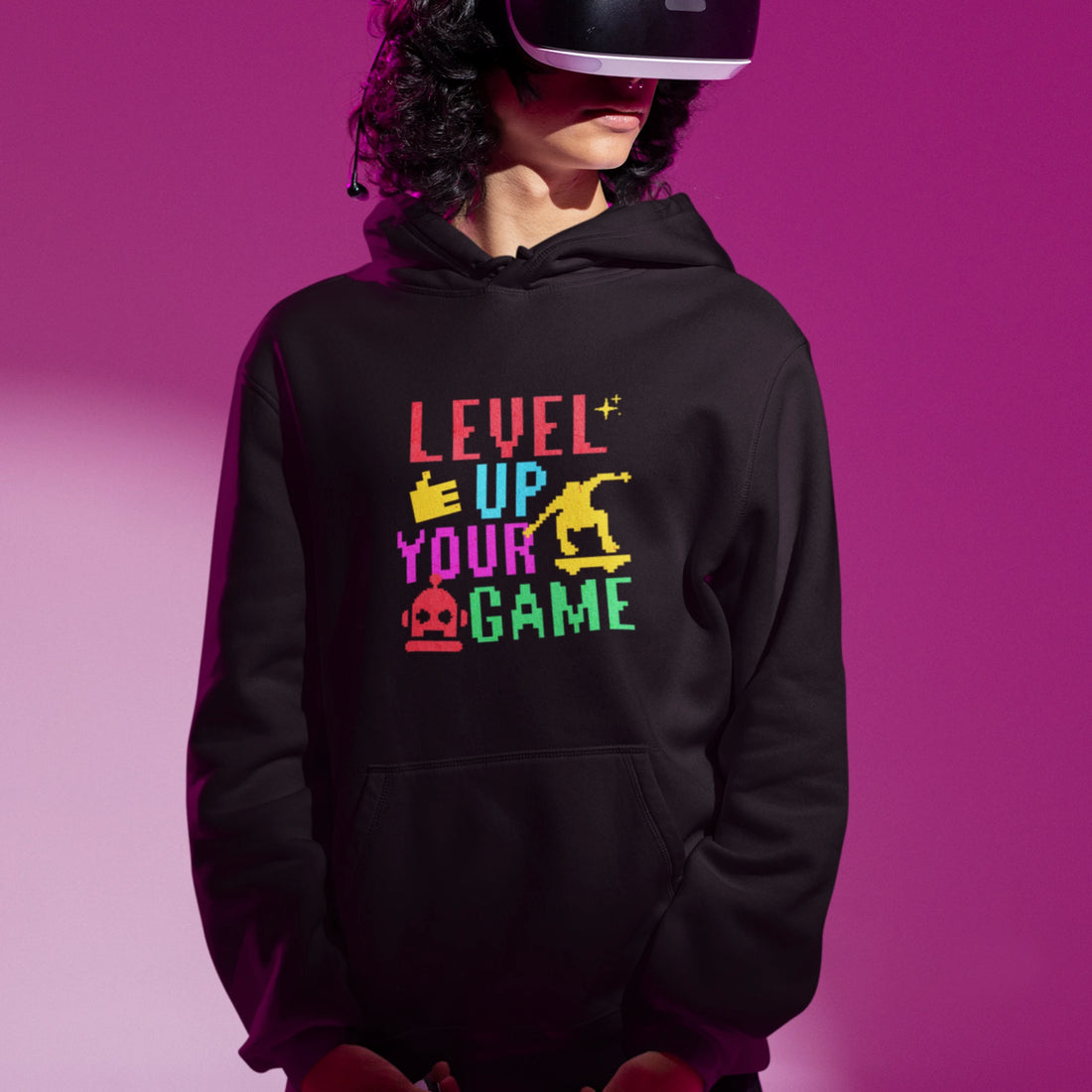 Gamer Hoodie - Level Up Your Game in schwarz – Unisex Gaming Hoodie im Nerd & Streetwear Style, getragen von männlichen Model