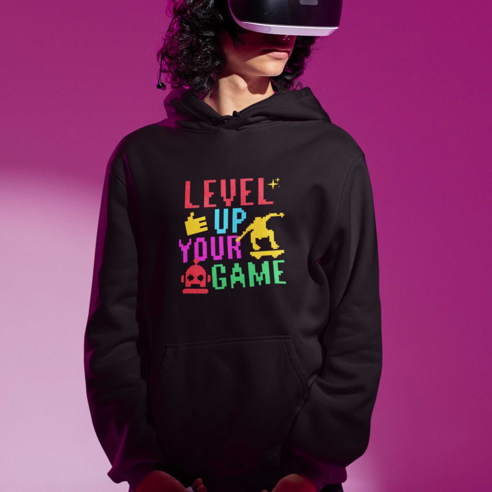 Gamer Hoodie - Level Up Your Game in schwarz – Unisex Gaming Hoodie im Nerd & Streetwear Style, getragen von männlichen Model