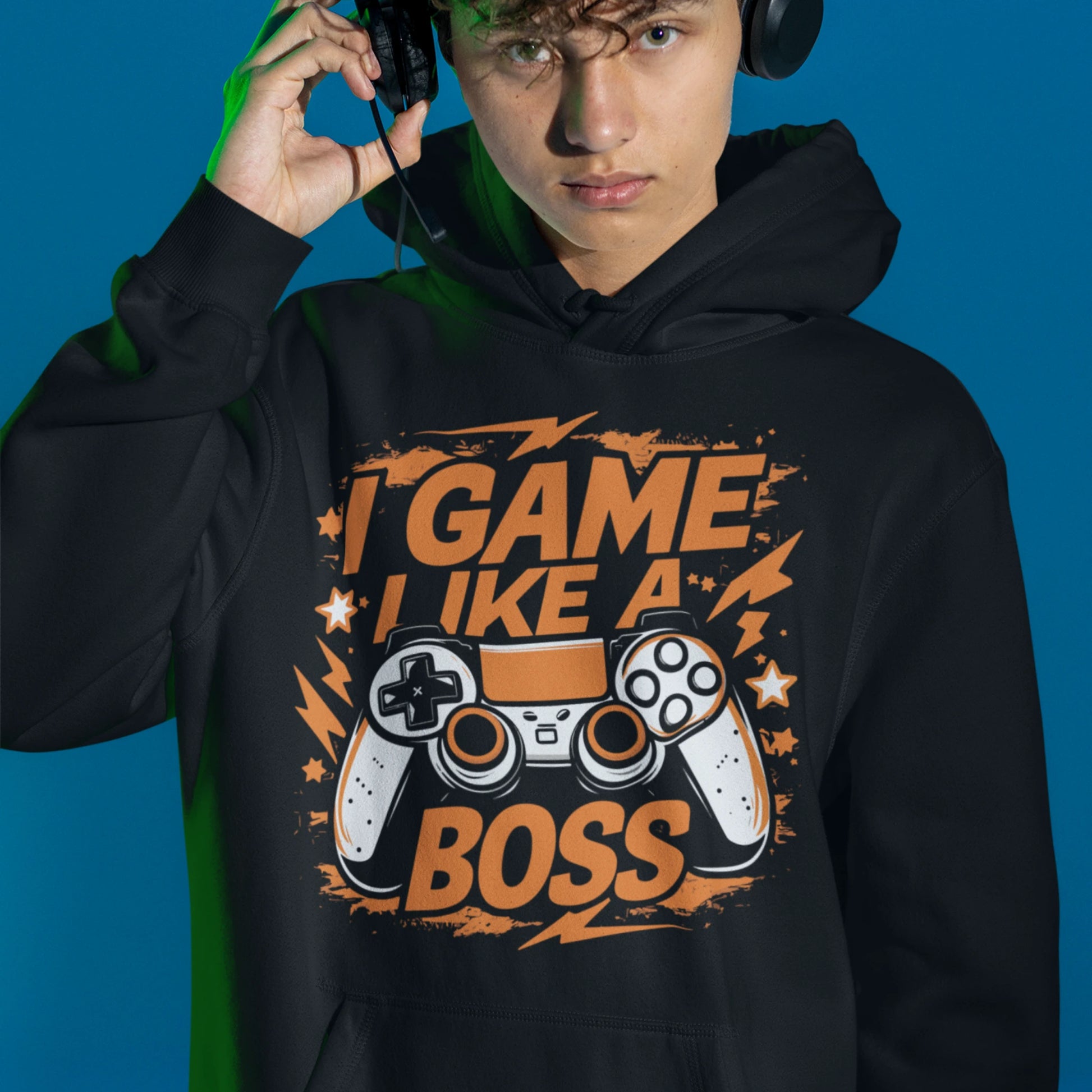 Gamer Hoodie - Like a Boss schwarz – Gaming Hoodie getragen von maennlichem Model mit Like a Boss Print