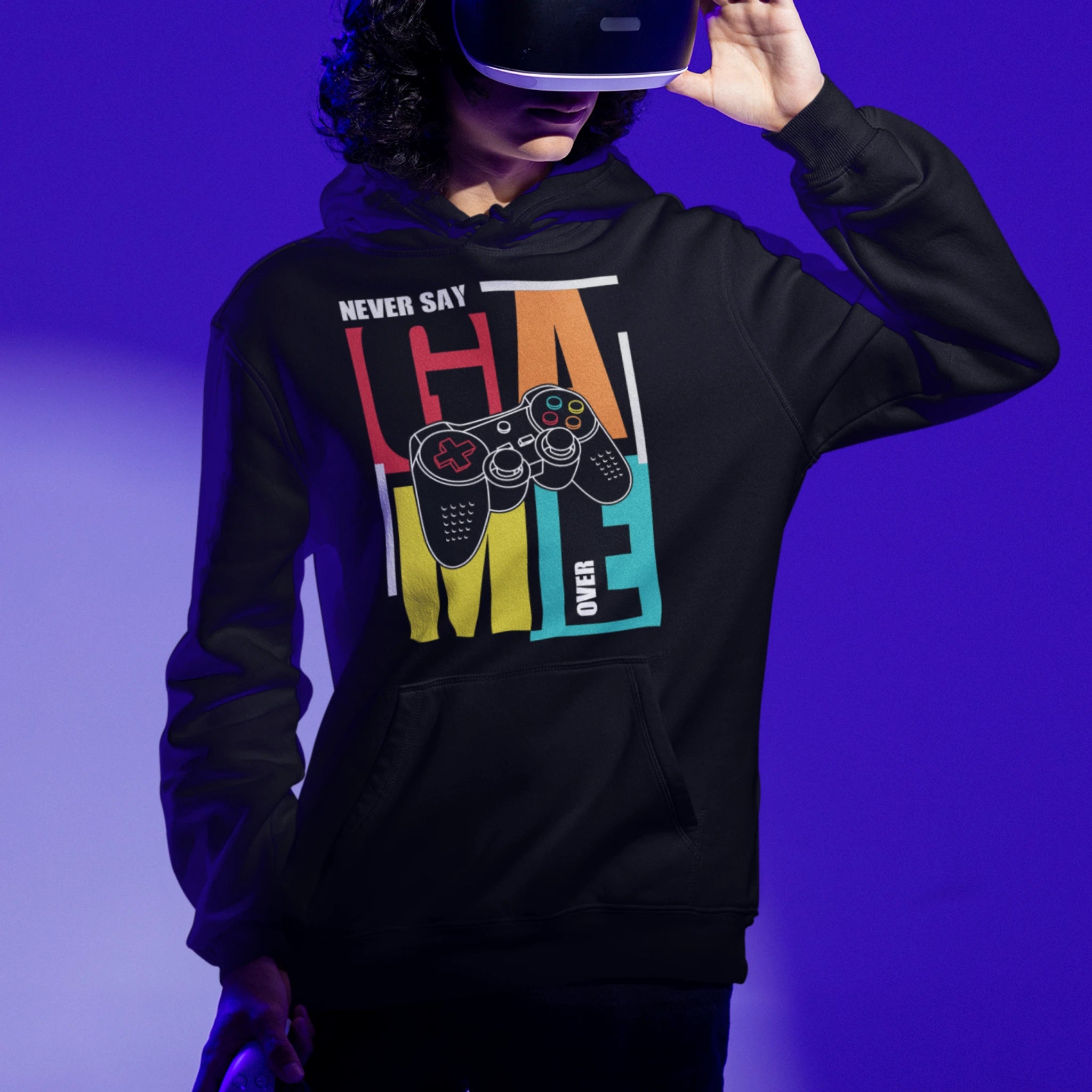Gamer Hoodie - Never Say Game Over schwarz – Gaming Hoodie getragen von maennlichem Model mit Never Say Game Over Print