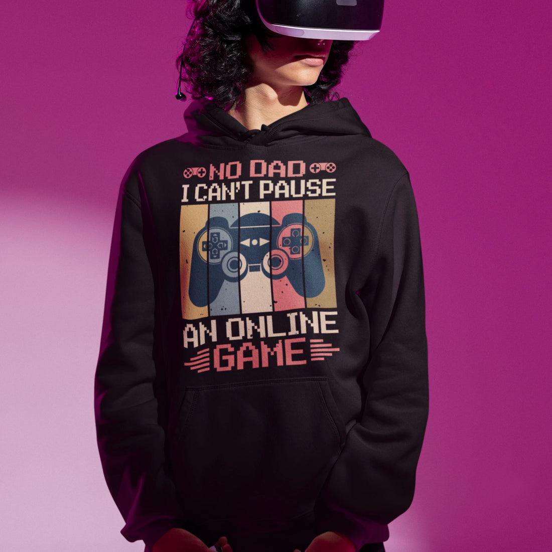 Gamer Hoodie - No Dad I Can’t Pause schwarz – Gaming Hoodie getragen von maennlichem Model mit No Dad I Can’t Pause Print