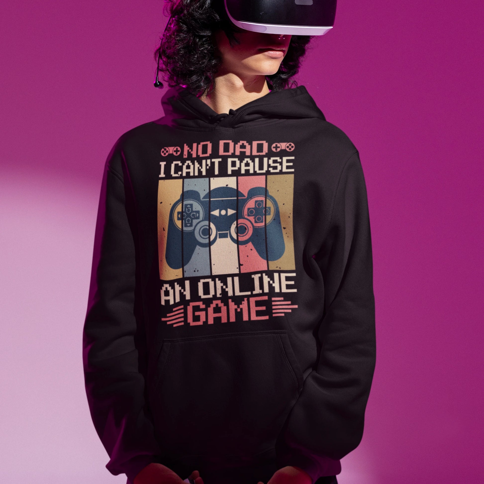 Gamer Hoodie - No Dad I Can’t Pause schwarz – Gaming Hoodie getragen von maennlichem Model mit No Dad I Can’t Pause Print