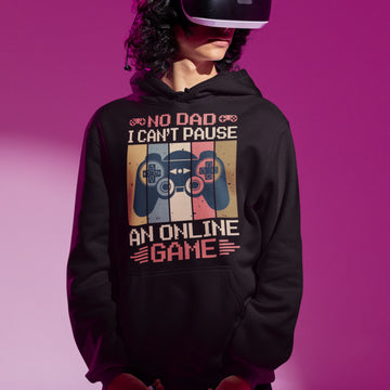 Gamer Hoodie - No Dad I Can’t Pause schwarz – Gaming Hoodie getragen von maennlichem Model mit No Dad I Can’t Pause Print