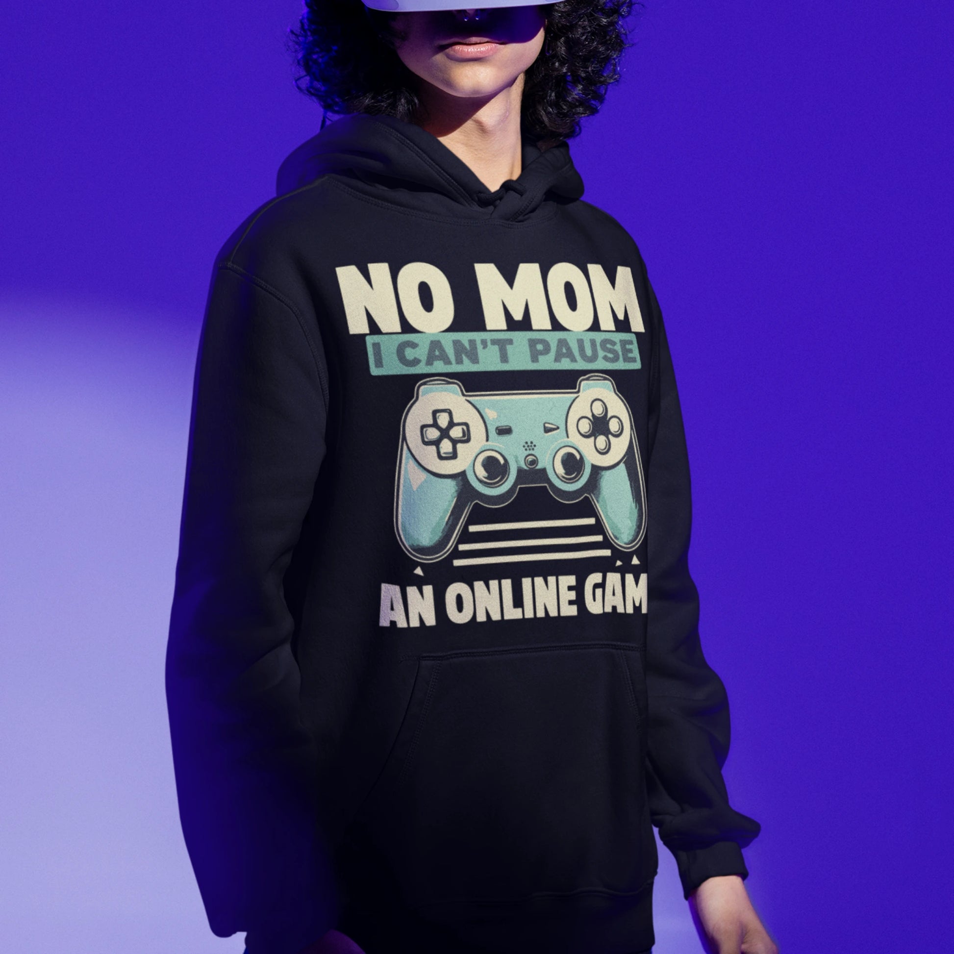 Gamer Hoodie - No Mom I Can’t Pause schwarz – Gaming Hoodie getragen von maennlichem Model mit No Mom I Can’t Pause Print