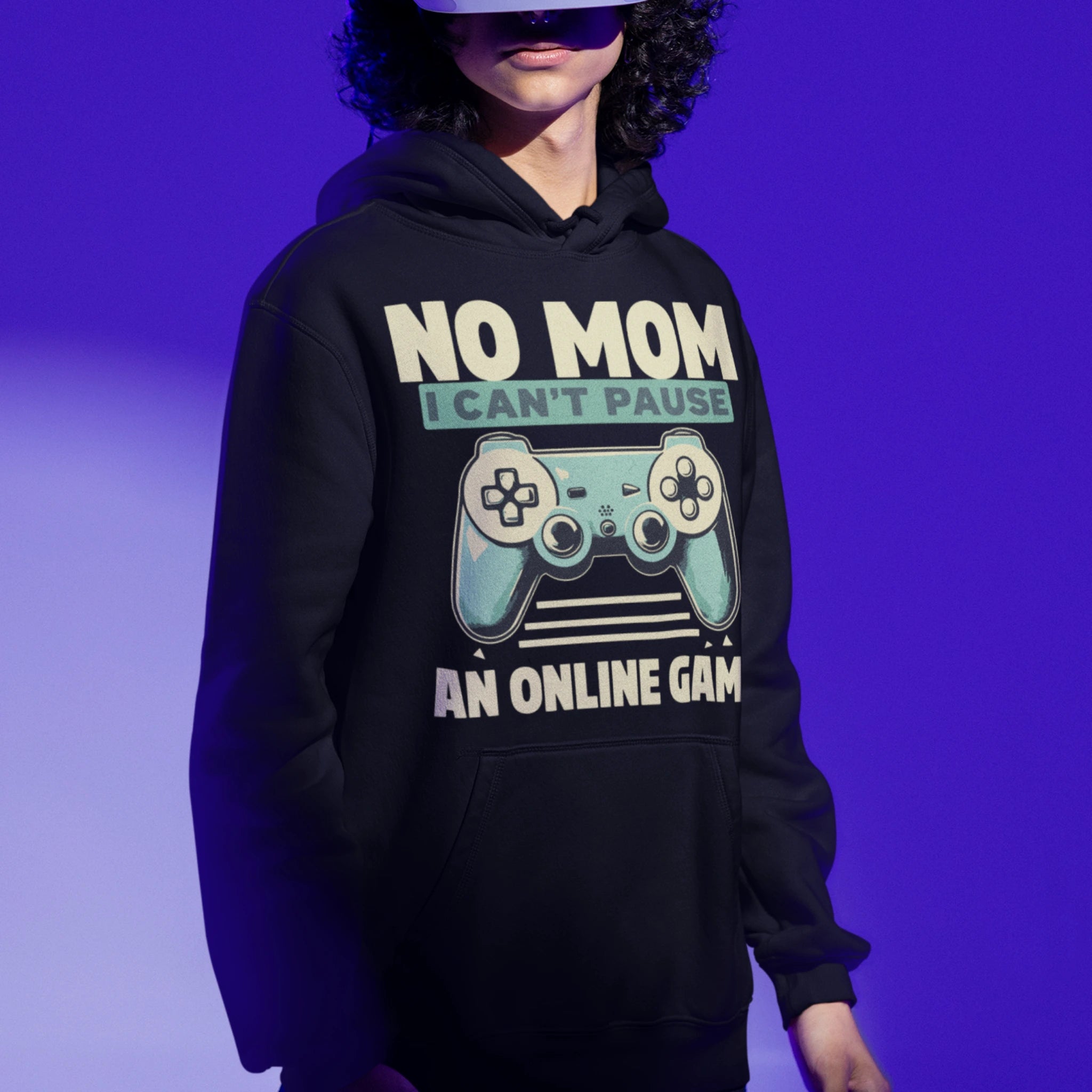Gamer Hoodie - No Mom I Can’t Pause schwarz – Gaming Hoodie getragen von maennlichem Model mit No Mom I Can’t Pause Print