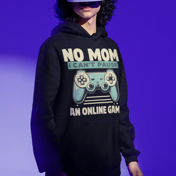 Gamer Hoodie - No Mom I Can’t Pause schwarz – Gaming Hoodie getragen von maennlichem Model mit No Mom I Can’t Pause Print