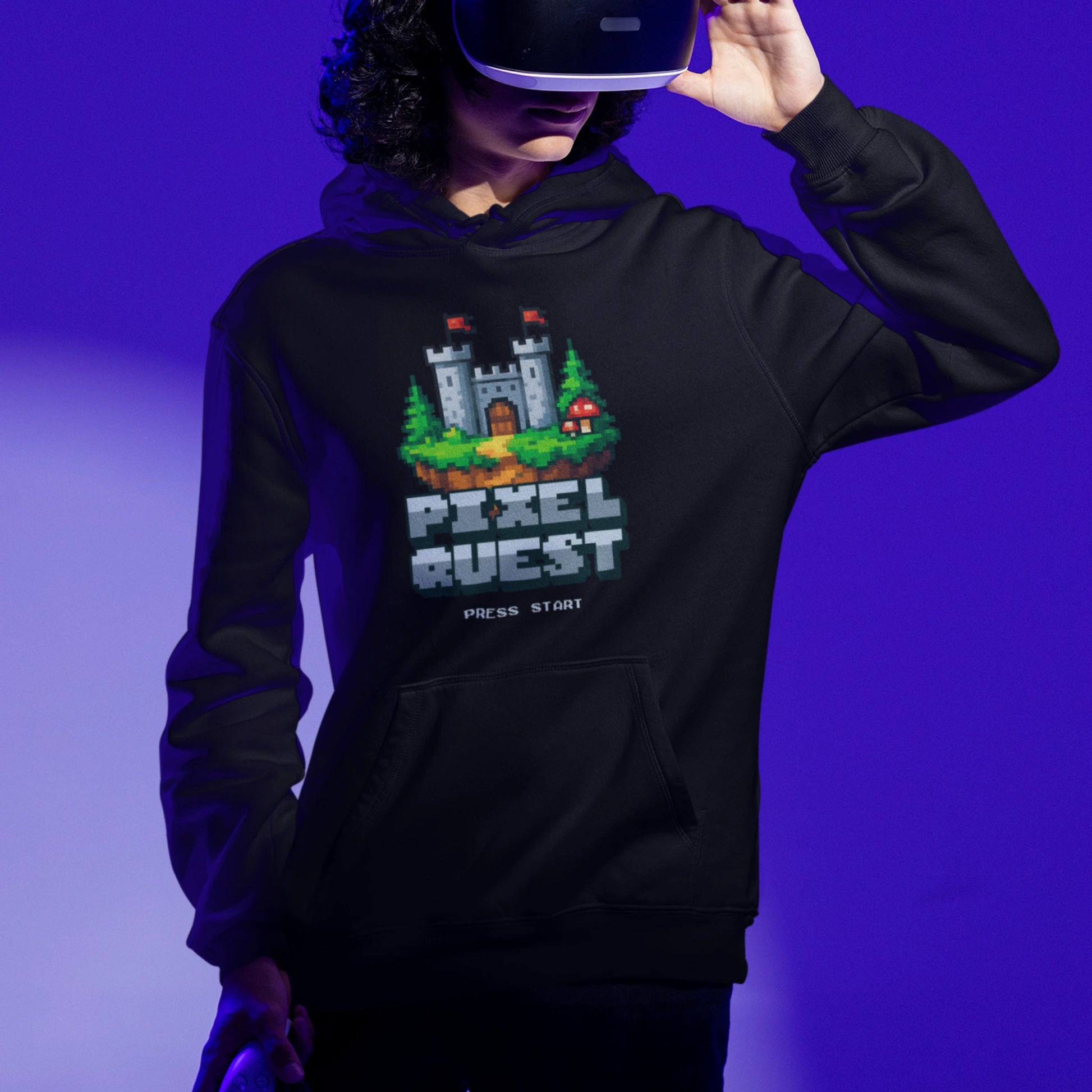 Gamer Hoodie - Pixel Quest schwarz – Gaming Hoodie getragen von maennlichem Model mit Pixel Quest Print