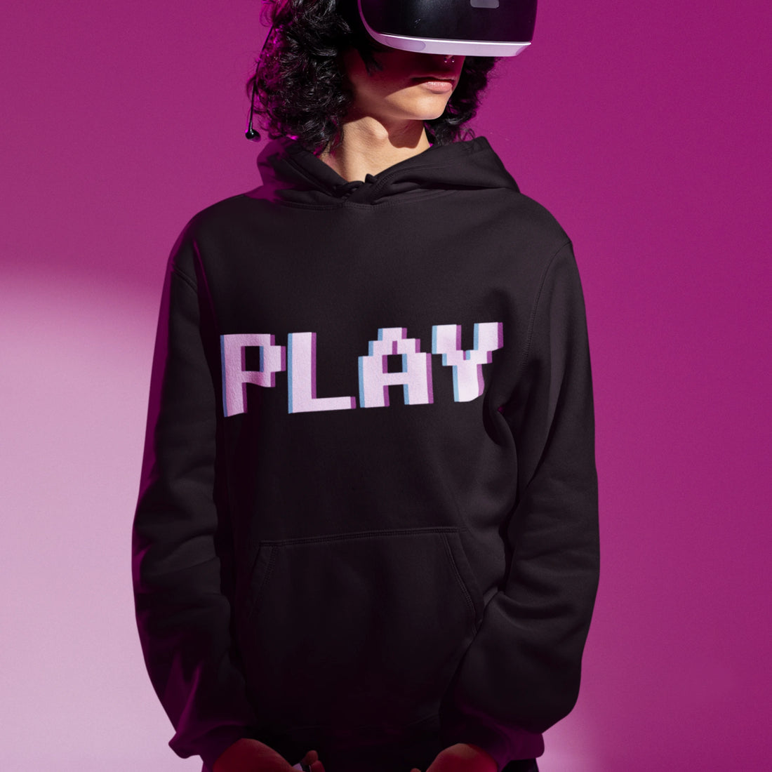Gamer Hoodie - PLAY schwarz – Gaming Hoodie getragen von maennlichem Model mit PLAY Print