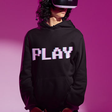 Gamer Hoodie - PLAY schwarz – Gaming Hoodie getragen von maennlichem Model mit PLAY Print