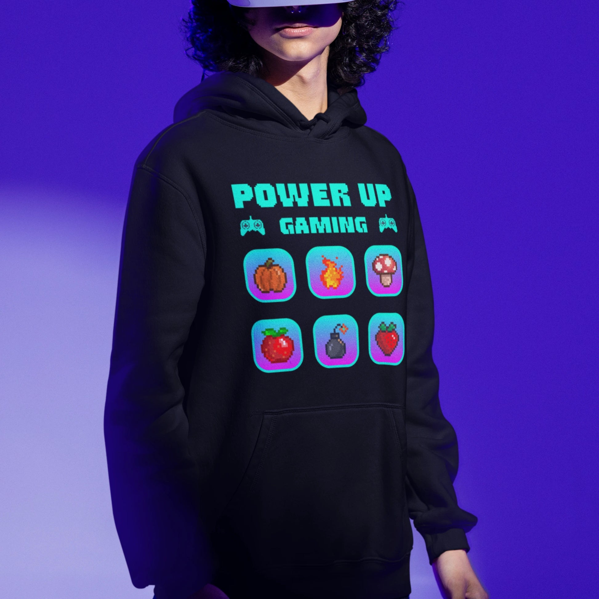 Gamer Hoodie - Power Up Gaming Icons in schwarz – Unisex Gaming Hoodie im Nerd & Streetwear Style, getragen von männlichen Model