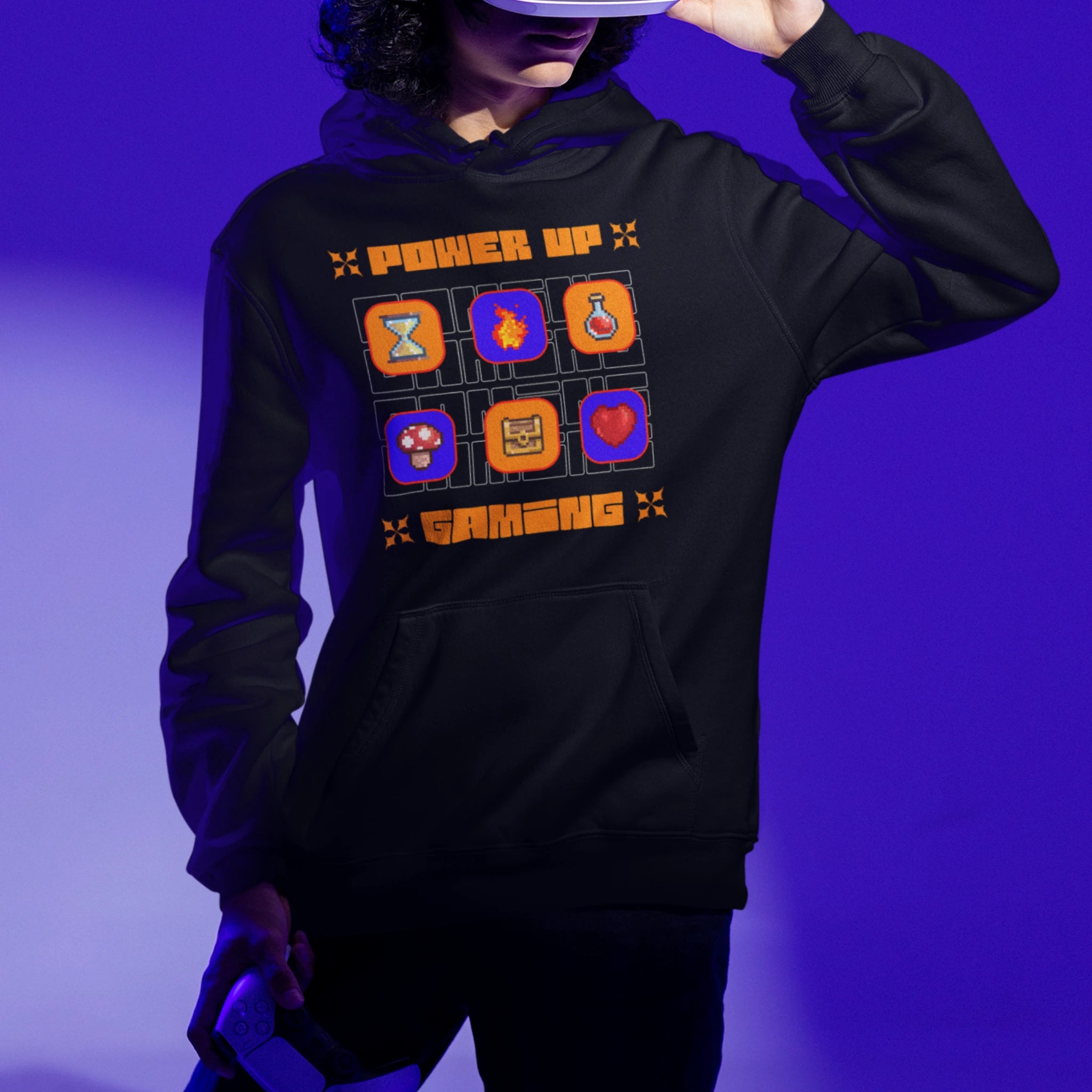 Gamer Hoodie - Power Up Gaming in schwarz – Unisex Gaming Hoodie im Nerd & Streetwear Style, getragen von männlichen Model