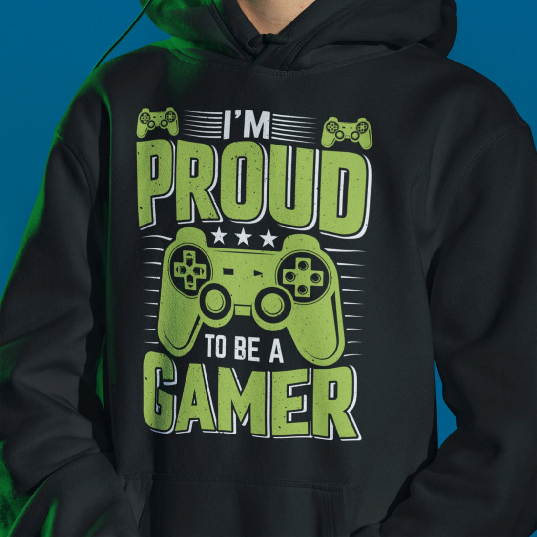Gamer Hoodie - Proud to Be a Gamer schwarz – Gaming Hoodie getragen von maennlichem Model mit Proud to Be a Gamer Print