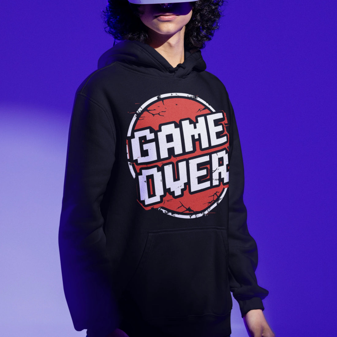 Gamer Hoodie - Retro Game Over schwarz – Gaming Hoodie getragen von maennlichem Model mit Retro Game Over Print