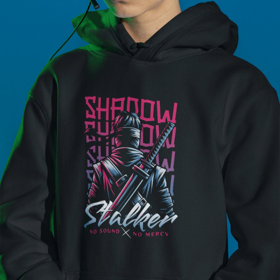 Gamer Hoodie - Shadow Stalker in schwarz – Unisex Gaming Hoodie im Nerd & Streetwear Style, getragen von männlichen Model