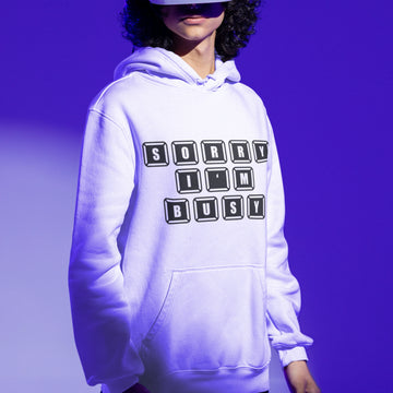 Gamer Hoodie - Sorry I’m Busy weiss – Gaming Hoodie getragen von maennlichem Model mit Sorry I’m Busy Print