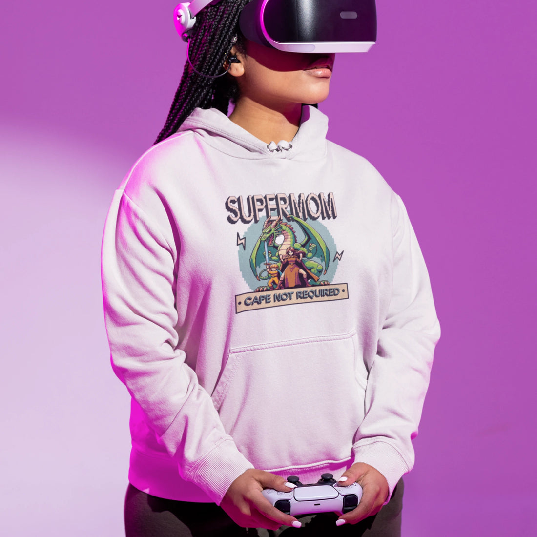 Gamer Hoodie - Super Mom weiss – Gaming Hoodie getragen von weiblichem Model mit Super Mom Print