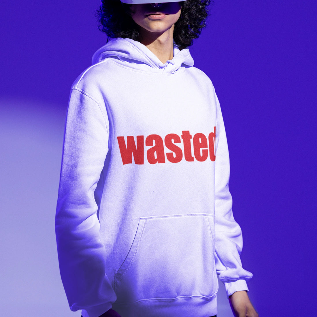 Gamer Hoodie - wasted weiss – Gaming Hoodie getragen von maennlichem Model mit wasted Print
