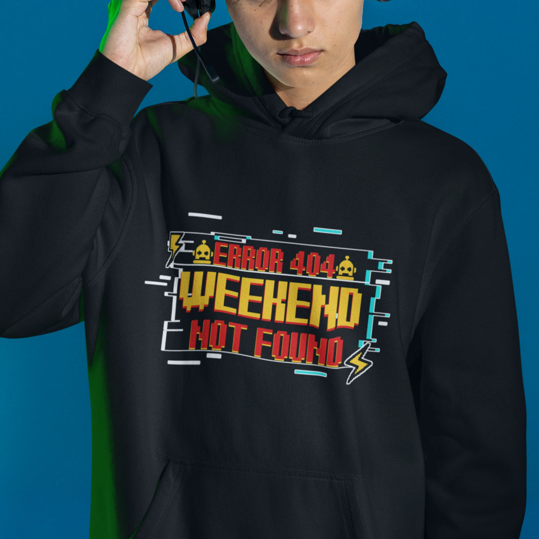 Gamer Hoodie - Weekend Not Found in schwarz – Unisex Gaming Hoodie im Nerd & Streetwear Style, getragen von männlichen Model