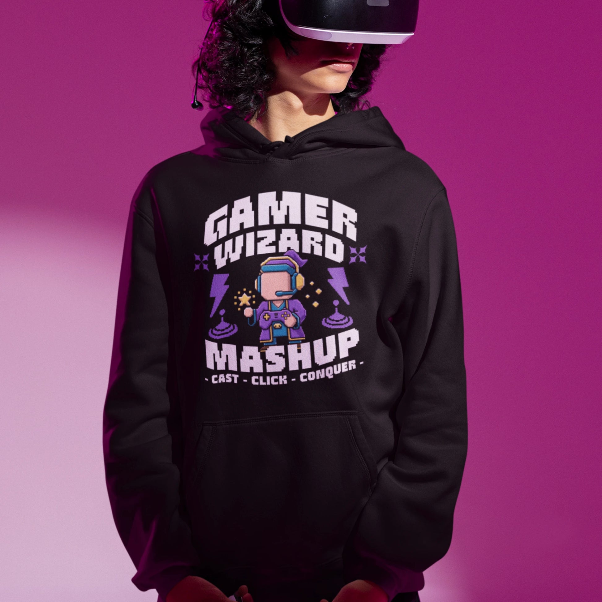 Gamer Hoodie - Wizard schwarz – Gaming Hoodie getragen von maennlichem Model mit Wizard Print