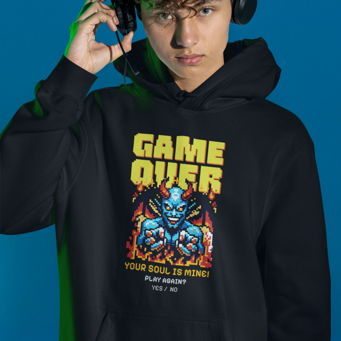 Gamer Hoodie – Your Soul Is Mine in schwarz – Unisex Gaming Hoodie im Nerd & Streetwear Style, getragen von männlichen Model