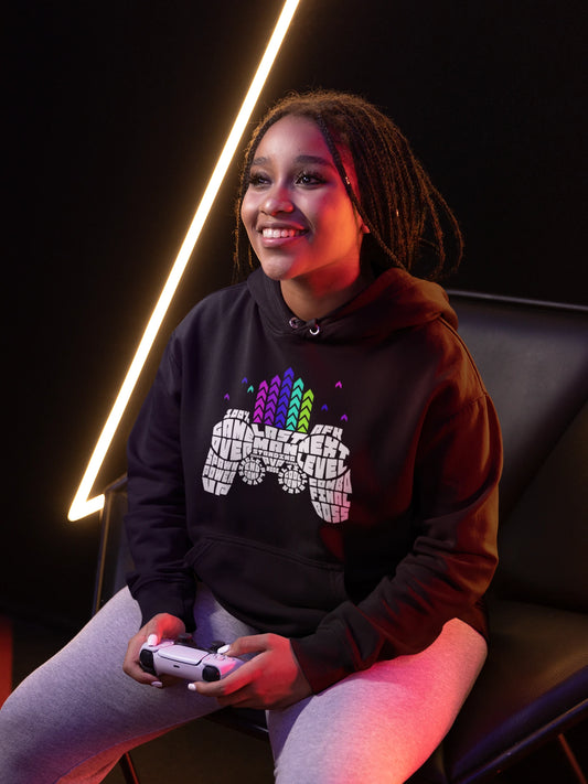 Gamer Typography Controller – Bunter Gaming Hoodie im Word-Art Stil – schwarz Hoodie als weiblich-Mockup, modernes Gaming-Design und hochwertiges Produktfoto.