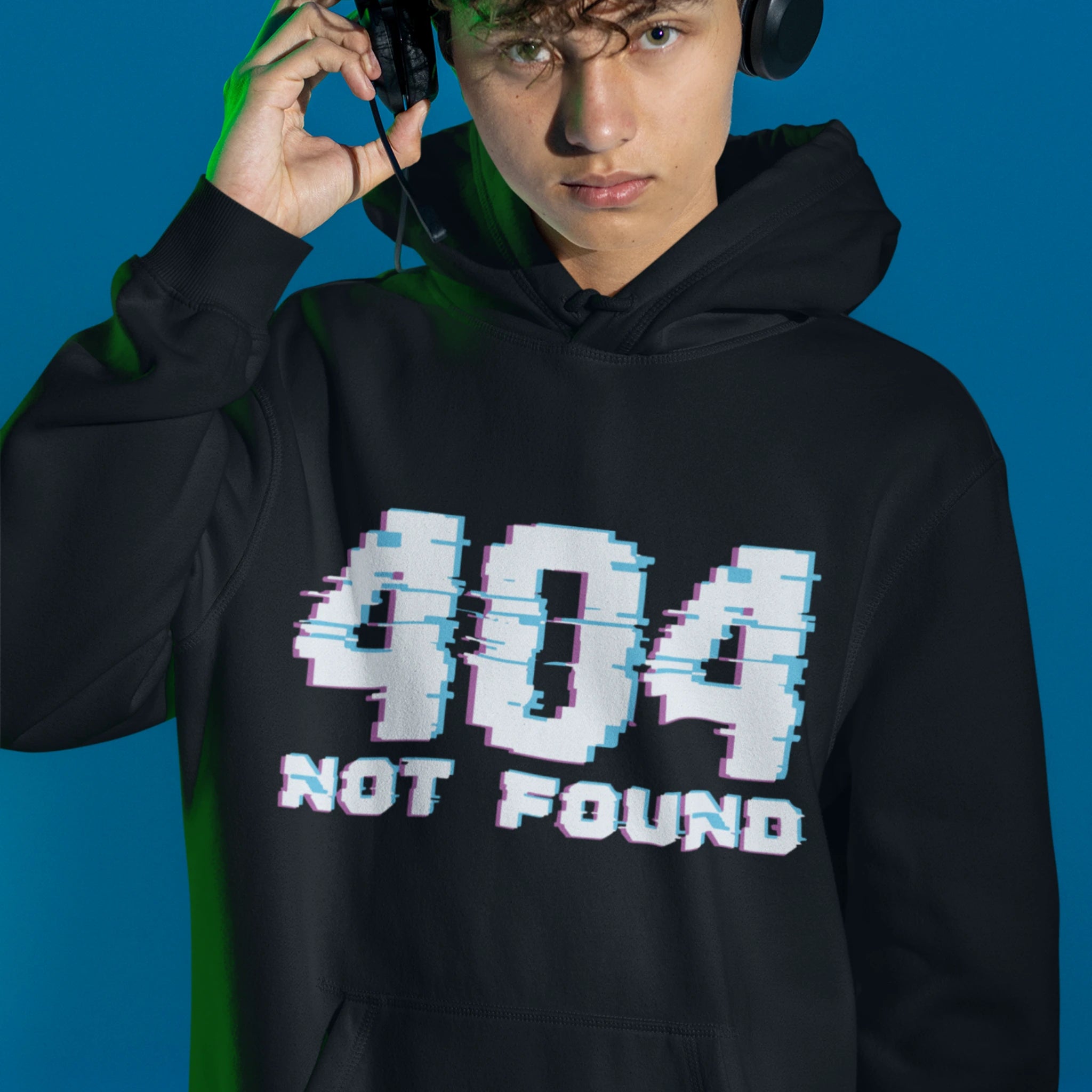Gaming Hoodie - 404 Not Found schwarz – Gaming Hoodie getragen von maennlichem Model mit Gaming  404 Not Found Print