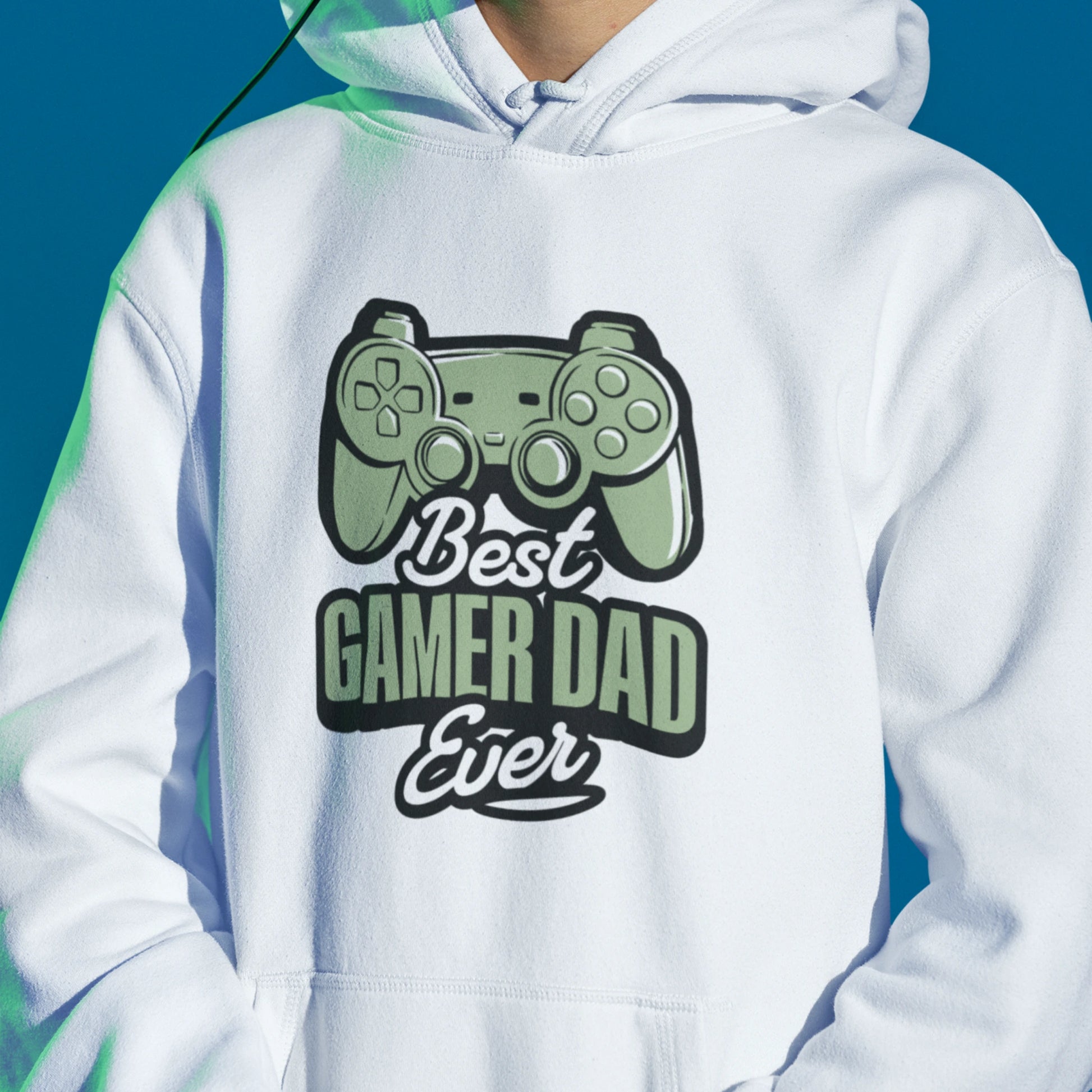 Gaming Hoodie - Best Gamer Dad Ever weiss – Gaming Hoodie getragen von maennlichem Model mit Gaming  Best Gamer Dad Ever Print