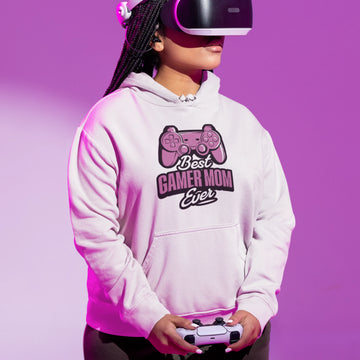 Gaming Hoodie - Best Gamer Mom Ever weiss – Gaming Hoodie getragen von weiblichem Model mit Gaming  Best Gamer Mom Ever Print
