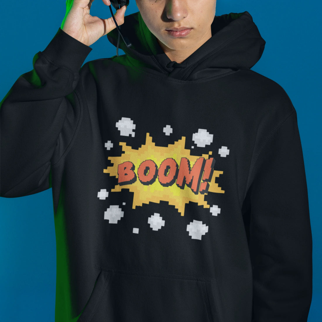 Gaming Hoodie - BOOM! in schwarz – Unisex Gaming Hoodie im Nerd & Streetwear Style, getragen von männlichen Model