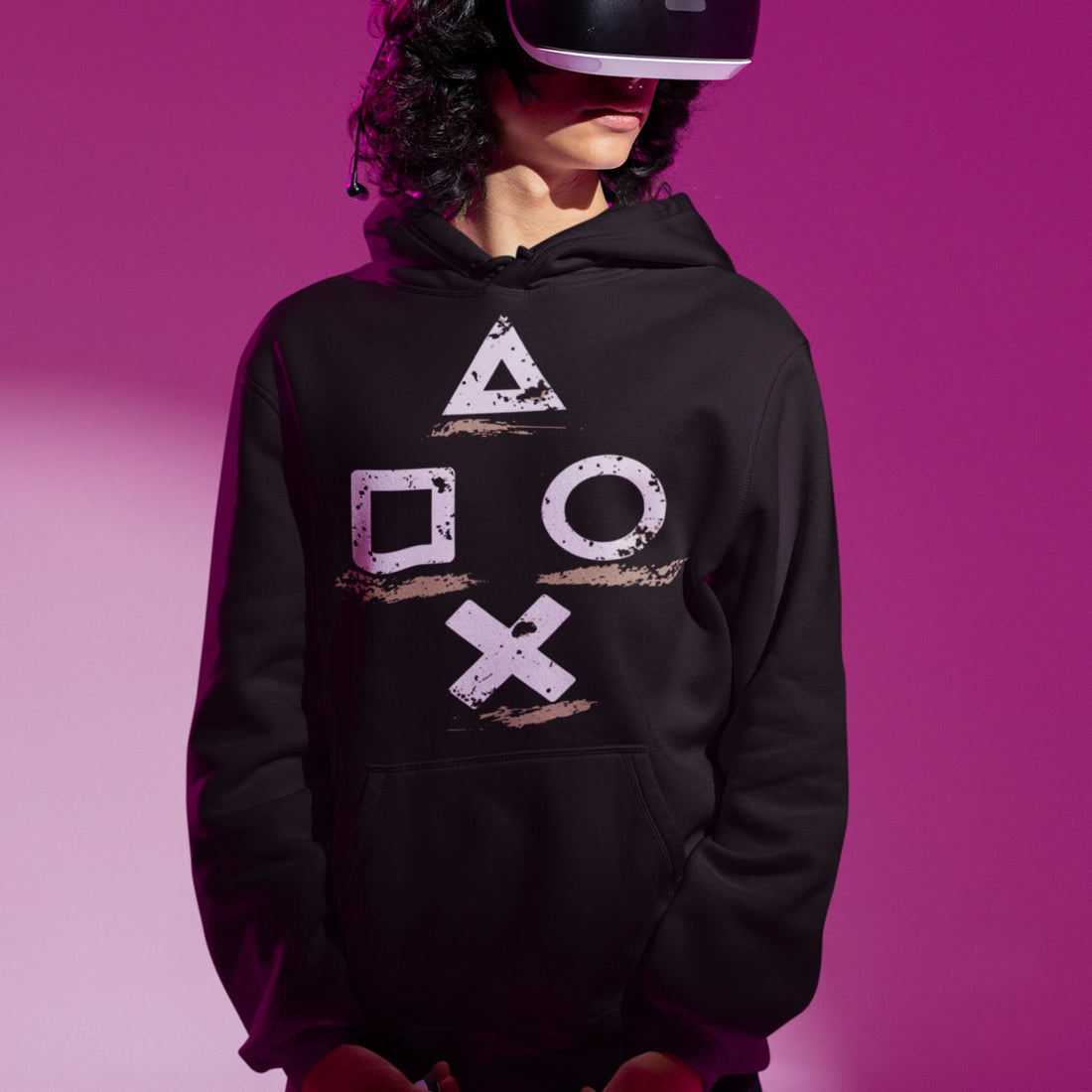 Gaming Hoodie - Controller Icons schwarz – Gaming Hoodie getragen von maennlichem Model mit Gaming  Controller Icons Print