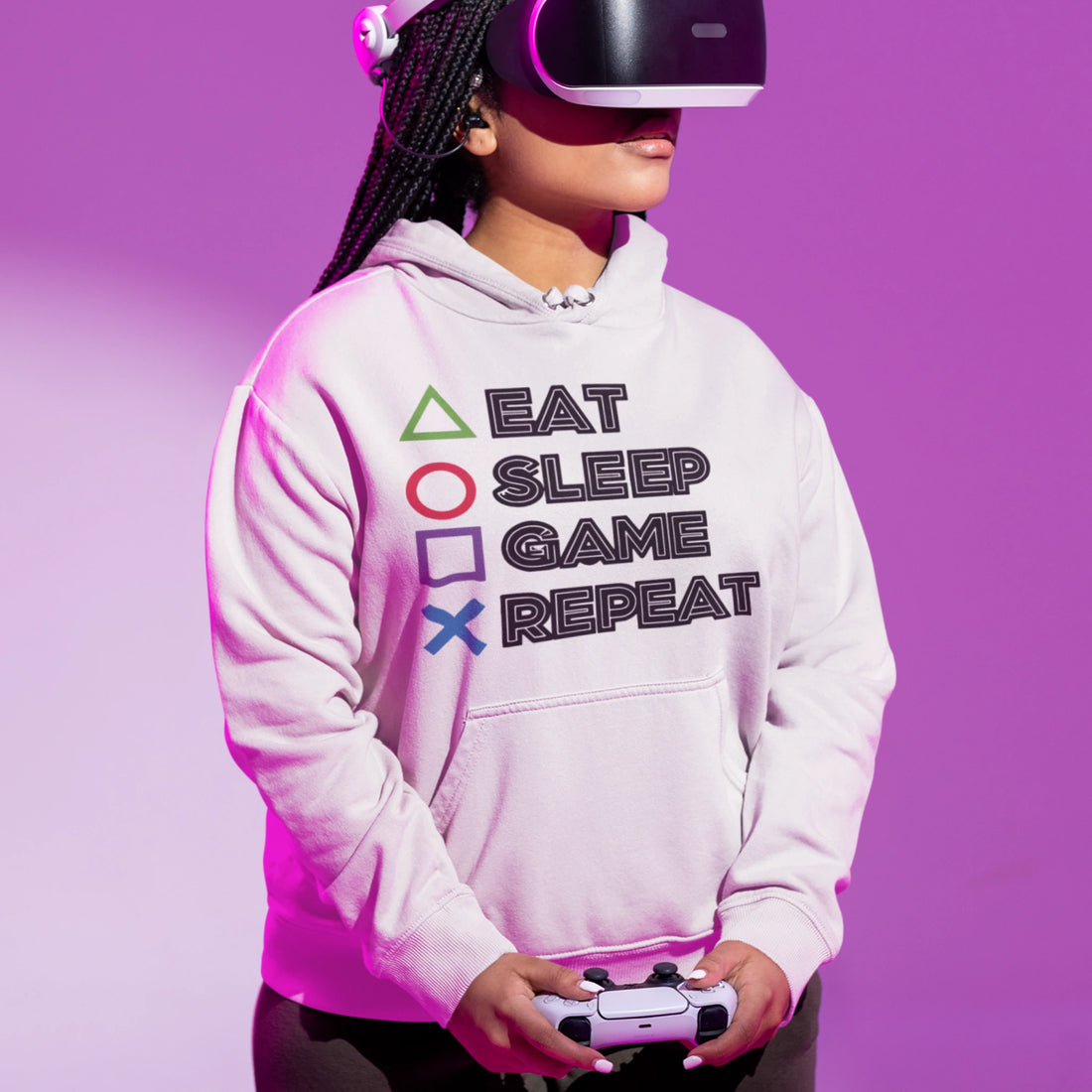 Gaming Hoodie - Eat Sleep Game Repeat weiss – Gaming Hoodie getragen von weiblichem Model mit Gaming  Eat Sleep Game Repeat Print
