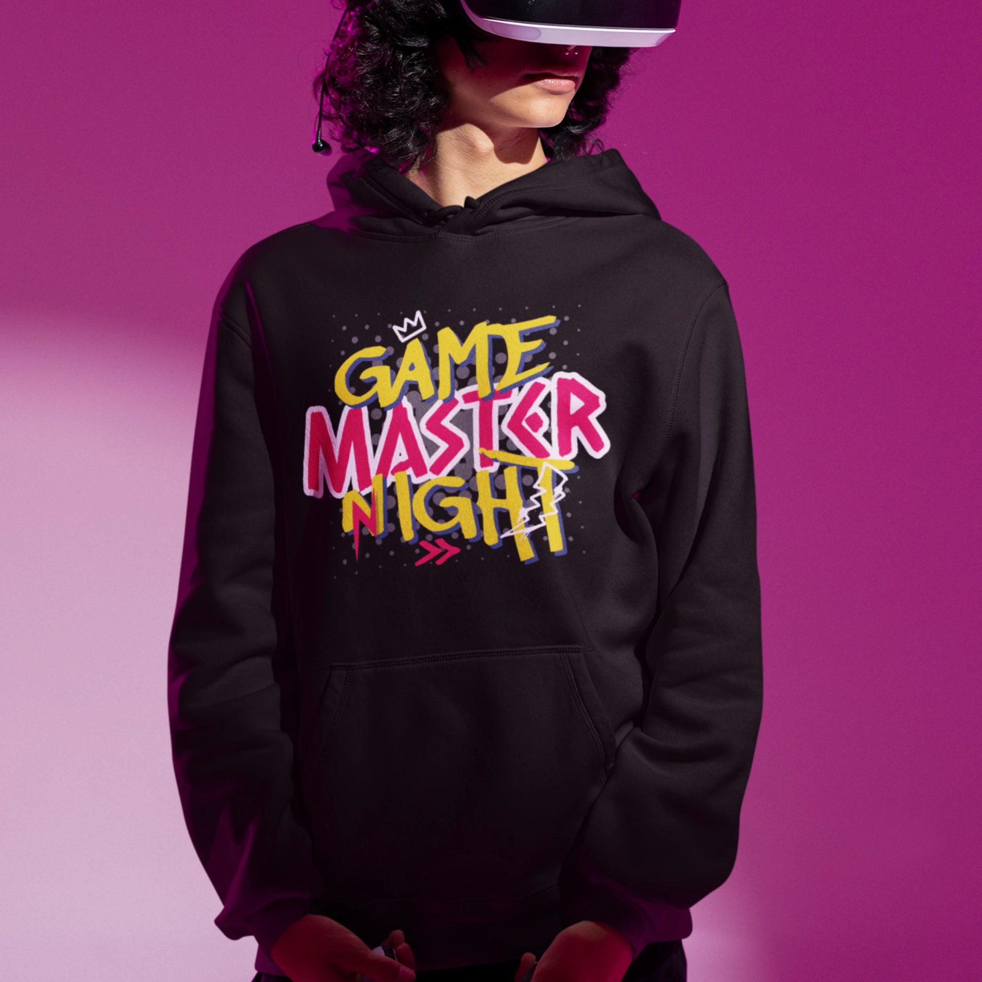 Gaming Hoodie - Game Master Night in schwarz – Unisex Gaming Hoodie im Nerd & Streetwear Style, getragen von männlichen Model
