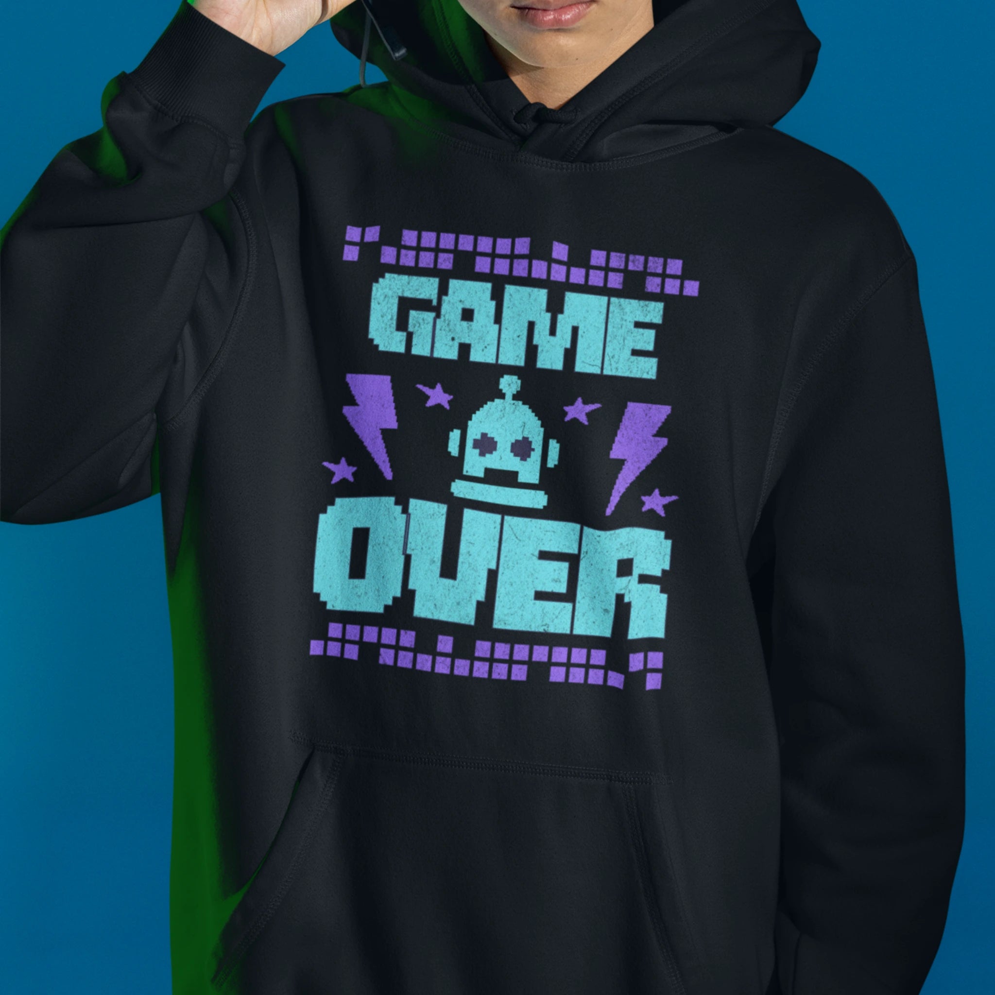 Gaming Hoodie - Game Over Pixel Bot in schwarz – Unisex Gaming Hoodie im Nerd & Streetwear Style, getragen von männlichen Model
